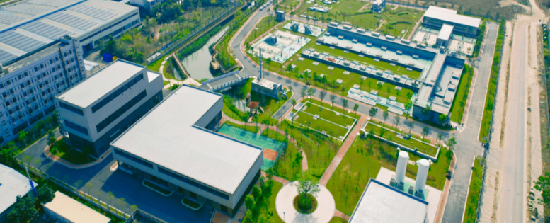 珠海金灣區(qū)紅旗水質(zhì)凈化廠項(xiàng)目，由珠海聯(lián)港基礎(chǔ)投資有限公司建設(shè)，區(qū)財(cái)政出資，位于金灣區(qū)紅旗鎮(zhèn)創(chuàng)業(yè)西路，占地面積46308m2，主要處理紅旗鎮(zhèn)（紅旗中心片+小林片）、航空新城B片區(qū)（珠海大道以南分片區(qū)）C片區(qū)、礦山片、大霖山片污水，其中生活污水約占比75%和工業(yè)廢水占比25%。是珠海市首座采用三級(jí)生物濾池處理工藝的城鎮(zhèn)污水處理廠（主體工藝：前置高效沉淀+BAF生物濾池工藝+后置高效沉淀+消毒）。設(shè)計(jì)土建以10萬(wàn)m3/d規(guī)模建設(shè)，生物濾池設(shè)備按5萬(wàn)m3/d安裝，采用半地埋式主體結(jié)構(gòu)建設(shè)，廠內(nèi)配套景觀河實(shí)現(xiàn)園林化工程，運(yùn)營(yíng)后可進(jìn)一步改善金灣區(qū)的生態(tài)環(huán)境，為建設(shè)美麗、宜居金灣貢獻(xiàn)力量。<br>2022年9月28日移交珠海匯華水質(zhì)凈化有限公司運(yùn)營(yíng)，目前處理水量20000m3/d，處理后污水達(dá)到景觀回用水排放標(biāo)準(zhǔn)，尾水排小林涌作生態(tài)補(bǔ)水。