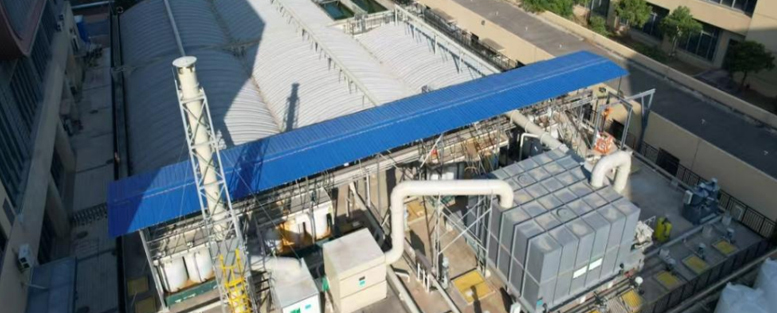 珠海國(guó)際健康港污水處理中心位于珠海國(guó)際健康港產(chǎn)業(yè)園區(qū)內(nèi)，又稱“金灣生物醫(yī)藥園區(qū)工業(yè)水質(zhì)凈化廠（一期）”，是金灣區(qū)第一個(gè)工業(yè)園區(qū)集中式污水處理廠，標(biāo)志著工業(yè)園區(qū)污水集中式處理處置的新模式。<br>污水處理中心占地面積2480平方米，設(shè)計(jì)規(guī)模2000噸/日，投資總額約3000萬(wàn)元，主要承擔(dān)珠海國(guó)際健康港園區(qū)企業(yè)的污水處理，處理后的達(dá)標(biāo)廢水經(jīng)市政管網(wǎng)排至三灶水質(zhì)凈化廠最終處置。污水處理工程主體工藝采用 “Fenton 工藝+初沉池+ 水解酸化 + 缺氧 + 好氧 + 二級(jí)混凝沉淀 + 砂濾+消毒”。